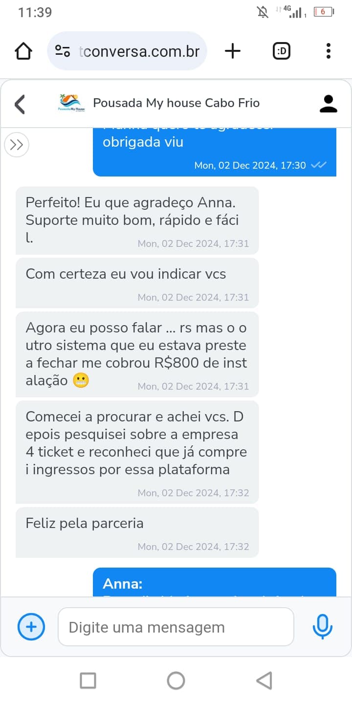Atendente usando o App Garçom da 4Ticket